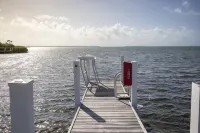 Direct Ocean View! 5 Bed/3 Bath with room for everyone. Large pool and Dock! - Wi-Fi