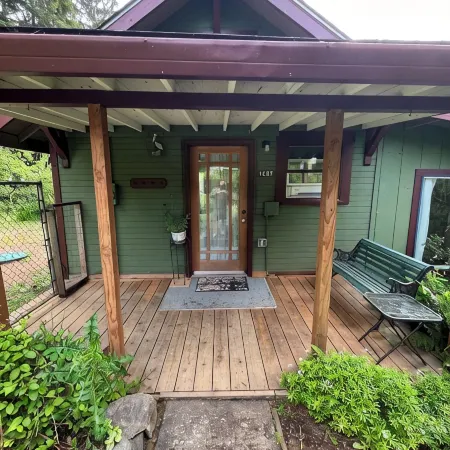 Charming 1-bedroom house surrounded by trees just outside tranquil Waldport