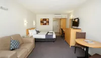 Sandors Motor Inn - Parking