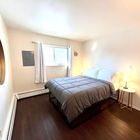 Cozy 2BR Mid-Century Townhouse w/Parking Near Downtown Ann Arbor & The Big House