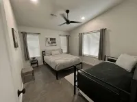 The Point a modern Retreat at Table Rock Lake - two blocks from water - シャレー