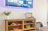 Modern Home Near Rose District: KING Bed, Hot Tub - 3-Sterne