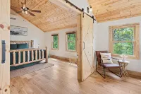 Mountain View Lodge - Hot Tub, Game Room & Rumbling Bald Access, Sleeps 11 - 샬레 호텔