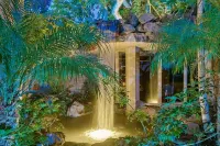 Luxurious and Spacious Condo steps from the Beach - 3 ดาว