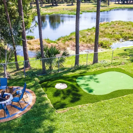 Newly Built in 2023! 2 hole Putt-Putt, Fire-Pit, Huge Fenced Backyard, Lake View