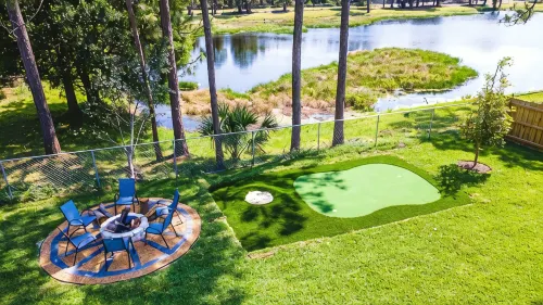 Newly Built in 2023! 2 hole Putt-Putt, Fire-Pit, Huge Fenced Backyard, Lake View - Boutique