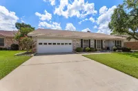 Stylish Villa-Near Stadiums, Large Pool,Pool Table - Wifi