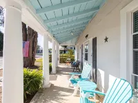 The Lyellton House: 6 Bd 4Ba - Steps to Shops & Shore - Pet Friendly Hotels in Colonial Beach