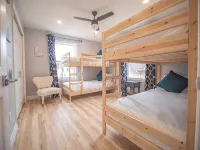 Fully Renovated Cottage on Queen, 3min walk from Beach and Downtown Adventures! - Wifi