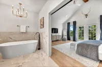 Lux Haus Bentonville, Momentary Views & Bike Trail - 5 ดาว