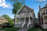 Family-Friendly 6-bedroom house in Charming Buffalo with WiFi, AC