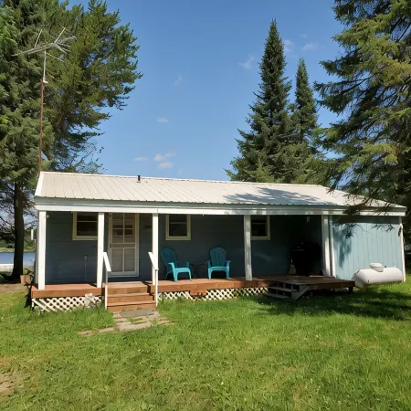 Cabin on lake close to ATV & snowmobile trails Отели в г. Айтаска