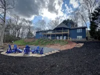 Luxury Lakefront Chatuge, 5 Beds 3 Bath, 2 Kitchens, Free WiFi, Sleeps 12 & Dock