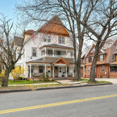 Saint James Manor - Sleeps 24 in Style & Comfort with Parking