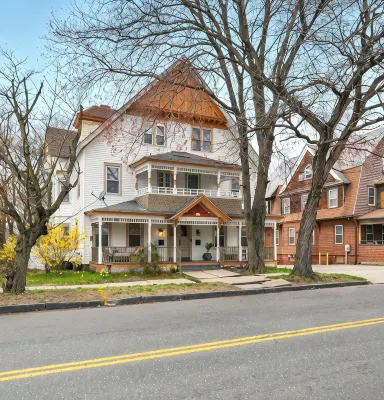 Saint James Manor - Sleeps 24 in Style & Comfort with Parking - Boutique