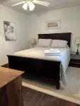 Lakeshore Legacy - Cozy 4 Bedroom on BlueDog Lake - Great for Families & Friends - Homestays