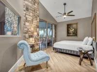 Castle on a hill, breathtaking views, surrounded with pools, trees, and lawn Hotels in Ramona