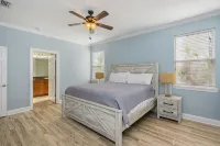 Poolside Haven! Book Your 2026 Vacation Now!  6 Bedroom, 3.5 Bath, Sleeps16 - Jacuzzi