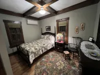 Elegant, Recipient of Historic Preservation Award! 2 Blocks From Downtown . - Bungalow