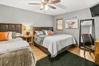Large home centrally located; walk to Zoo, Sunken Gardens or Telegraph District. - บังกะโล