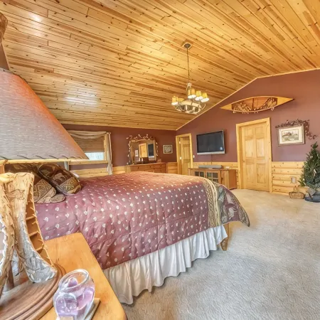 Lakefront 5 Bedroom Cabin on Mead Lake