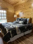 82 Acre Hobby Farm with Lincoln Log Cabin - 3-stjärniga