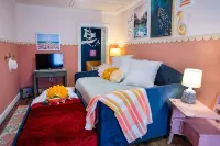 Charming cottage near beach: Fenced Yard, Firepit, Pets OK, King Bed - Sleeps 8 - 3-Star