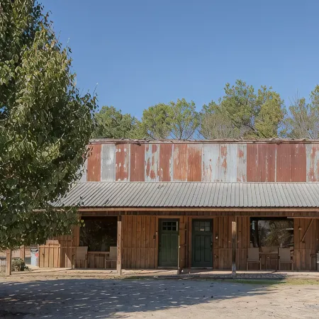 Southern Comfort Cabin- minutes from the river and the lake!