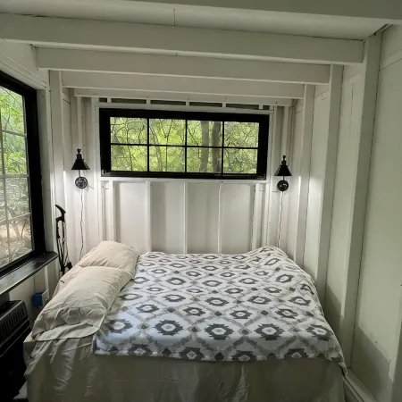 Holly Trail Treehouse in Anderson w/Wifi, AC, Smart TV, Full Bath and Washer