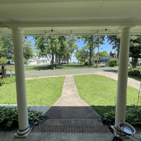 Charming 4-bedroom, 2-bath cottage, dog friendly, AC, WiFi, 1 block to beach