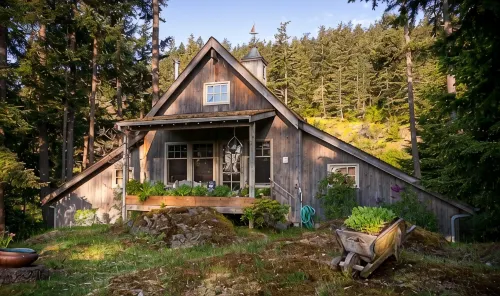 Cottage-in-the-Barn on Dragonfly Farm - Boutique