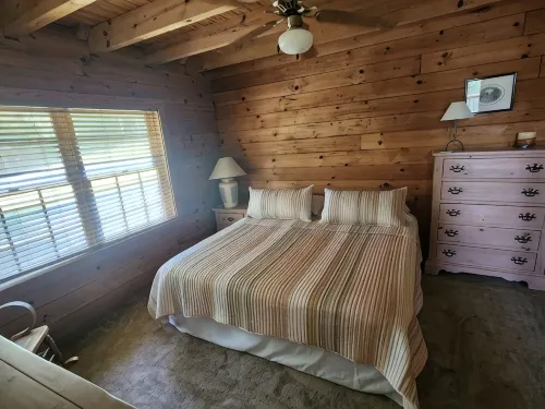 Lakefront Cabin with Dock, Ramp and Boat Rental - Hytter