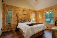 Cozy Log Cabin w/ Private Lake & State Park Access! Jacuzzi, Sauna, Kayaks! - Chalets
