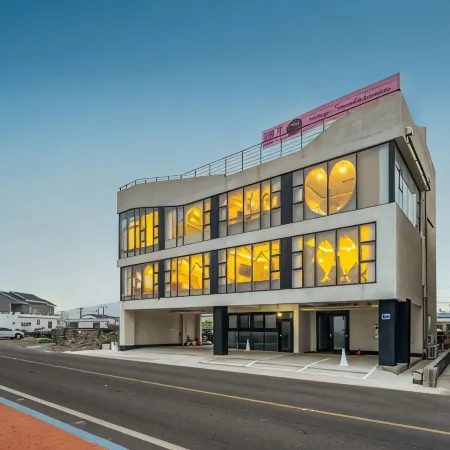 Jeju Stay Santa Lucia Pension Отели рядом с достопримечательностью «Пляж Вольчжон»