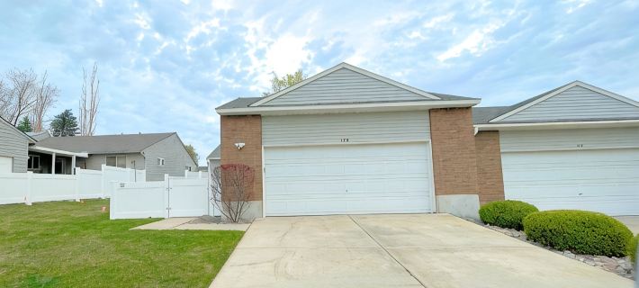 The Hideout-Single Level 2Br/2BA Townhouse Near Highland! Hotels in Pocatello