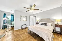 Family Central Oasis w/Pool Heating, Court, Game Room, Putt Putt, and Media Room - 私人泳池