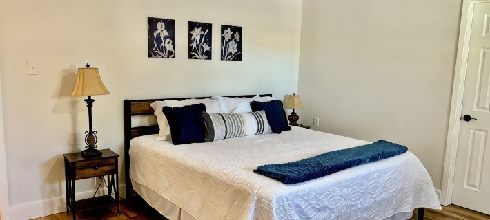 Charming 4-bedroom house with WiFi and “stock tank” pool in beautiful Georgetown Hotels in Georgetown