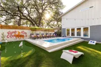 Heated Pool, MiniGolf, Karaoke, Game Room, Spa, 2mi to DT - SoCo Cowgirl -  Ferienhäuser