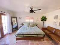 Charming 2-bedroom house with WiFi, AC in welcoming Yucca Valley - Homestays
