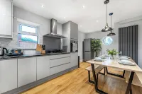 Kingston Road House by Redwood Stays - parking