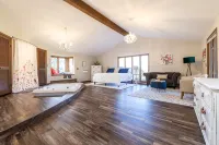 Cheerful Family Manor- Sleeps 25 w/hot tub and private pool in Amish Country - 5 Sao