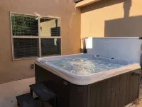 AMAZING VIEWS! Large 4-BR home with hot tub and rooftop deck overlooking ABQ - อ่างจากุชชี่