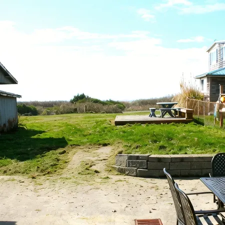 Hot Tub - 1/2 Block to the Beach - Family & Dog Friendly.