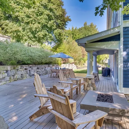 Stunning Lakeview Home with 5 Bedrooms and 6k SqFt of Modern, High-End Amenities
