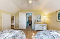 Lovely 2-story Home With Upper & Lower Decks, Gorgeous Lake & Hill Country Views - 4-Star