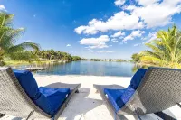 4BR/3BA Miami Welcoming Waterfront Wonder w/ Pool! - Homestays