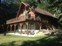Fabulous Mountain View Chalet close to Everything in North Conway.  Pet Friendly - 3-Star