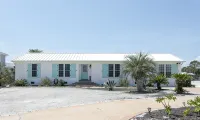 Beautiful Beach Home- 3 min walk to beach-Boat dock in back yard & private pool - 3 estrellas