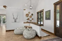 Gorgeous mountain getaway - VIEWS - HotTub - Private - Wildlife - Close to town - Lodges