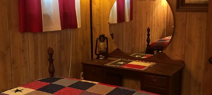 Private Cabin with hot tub. Nestled in the Woods just off Lake Limestone, Texas. Hotels in Limestone County